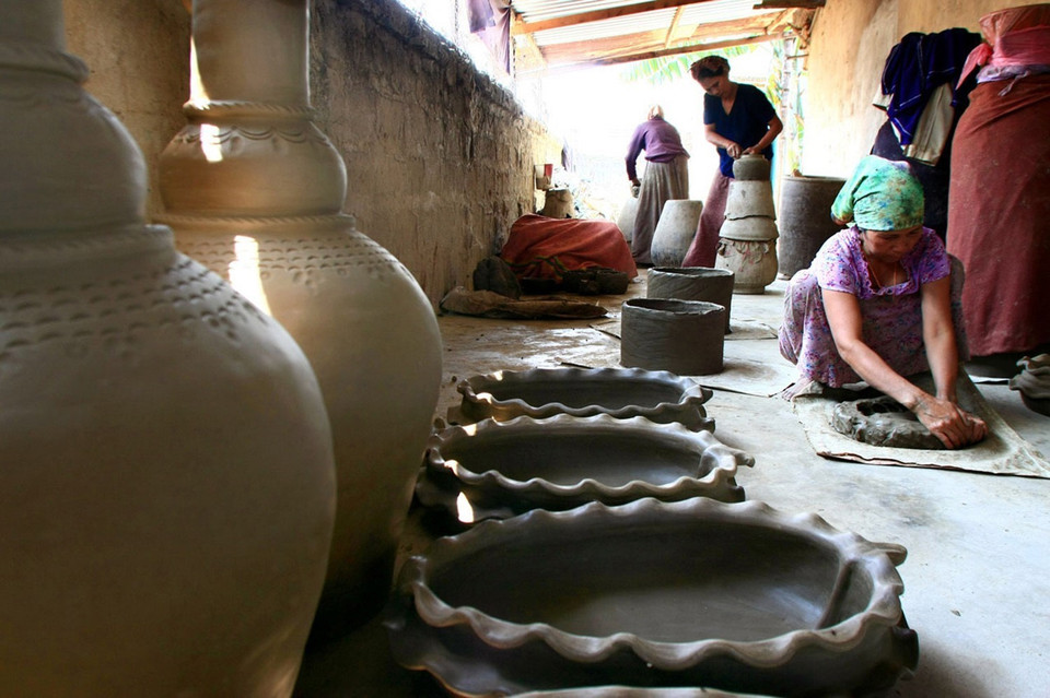 Làng gốm cổ Bàu Trúc (thị trấn Phước Dân, huyện Ninh Phước) được xem như một bảo tàng sống về nghề gốm truyền thống của người Chăm tỉnh Ninh Thuận với gần 8 thế kỷ hình thành và phát triển. Nghệ thuật làm gốm của người Chăm Bàu Trúc được công nhận Di sản văn hóa phi vật thể quốc gia (năm 2017) và cũng đã trình UNESCO công nhận là Di sản văn hóa phi vật thể đại diện của nhân loại cần phải bảo vệ khẩn cấp. (Ảnh: Huy Hùng/TTXVN)