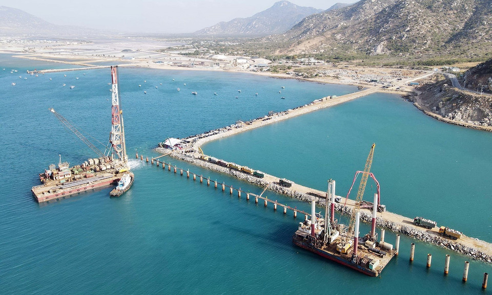 Sự đầu tư đúng hướng, khai thác hết lợi thế tiềm năng cùng sự hỗ trợ kịp thời của Chính phủ đã giúp kinh tế, xã hội của Ninh Thuận thực sự 'cất cánh' trong những năm vừa qua. Trong ảnh: Dự án Cảng biển tổng hợp Cà Ná đang được thi công trên biển. (Ảnh: Công Thử/TTXVN)