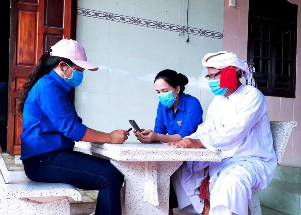 Phòng chống dịch COVID-19, lực lượng đoàn viên thanh niên Ninh Thuận có nhiều đóng góp tích cực trong việc tuyên truyền, hướng dẫn người dân tại địa phương thực hiện nghiêm việc khai báo y tế, hỗ trợ người dân cài đặt ứng dụng Bluezone trên điện thoại thông minh. (Ảnh: Công Thử/TTXVN)