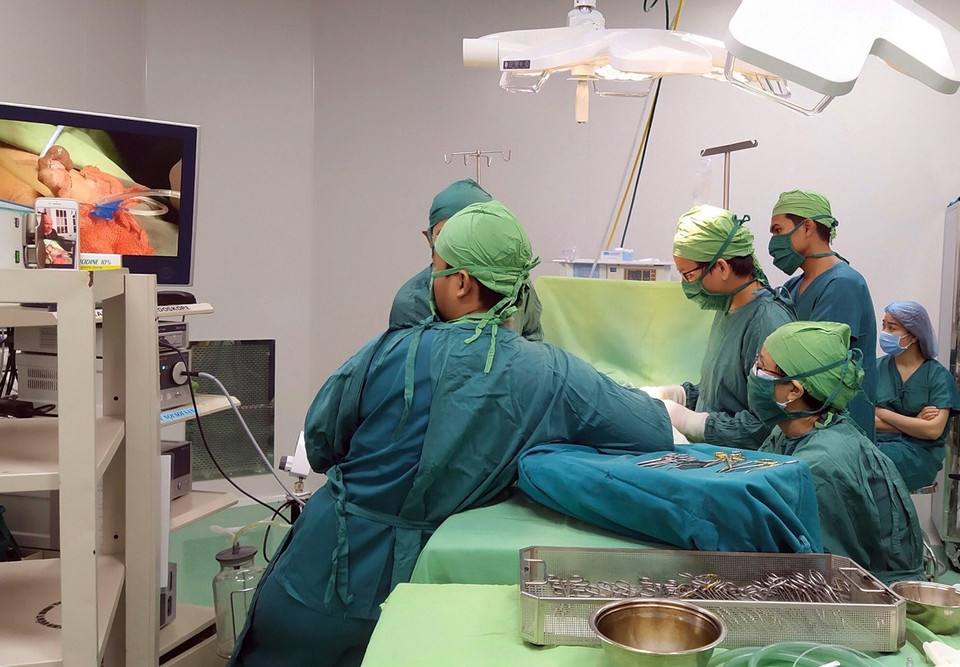 Ngành y tế Ninh Thuận chú trọng phát triển nguồn nhân lực, có những đóng góp quan trọng trong việc chăm sóc và bảo vệ sức khỏe nhân dân nói chung. Trong ảnh: Thông qua Đề án 1816 và Đề án Bệnh viện vệ tinh, Bệnh viện Đa khoa tỉnh Ninh Thuận đã thực hiện được hàng trăm kỹ thuật điều trị của tuyến Trung ương và đã triển khai tim mạch can thiệp. (Ảnh: Công Thử/TTXVN)