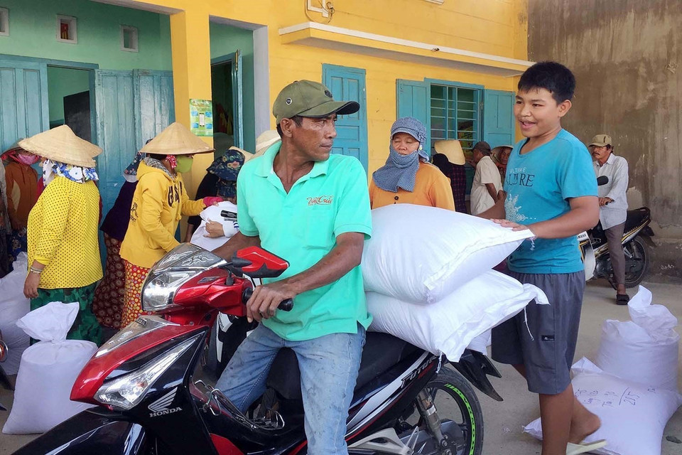Cấp phát gạo cứu đói cho các hộ dân chịu tác động của hạn hán tại 5 huyện Ninh Sơn, Thuận Bắc, Thuận Nam, Bác Ái và Ninh Hải, năm 2018. (Ảnh: Công Thử/TTXVN)