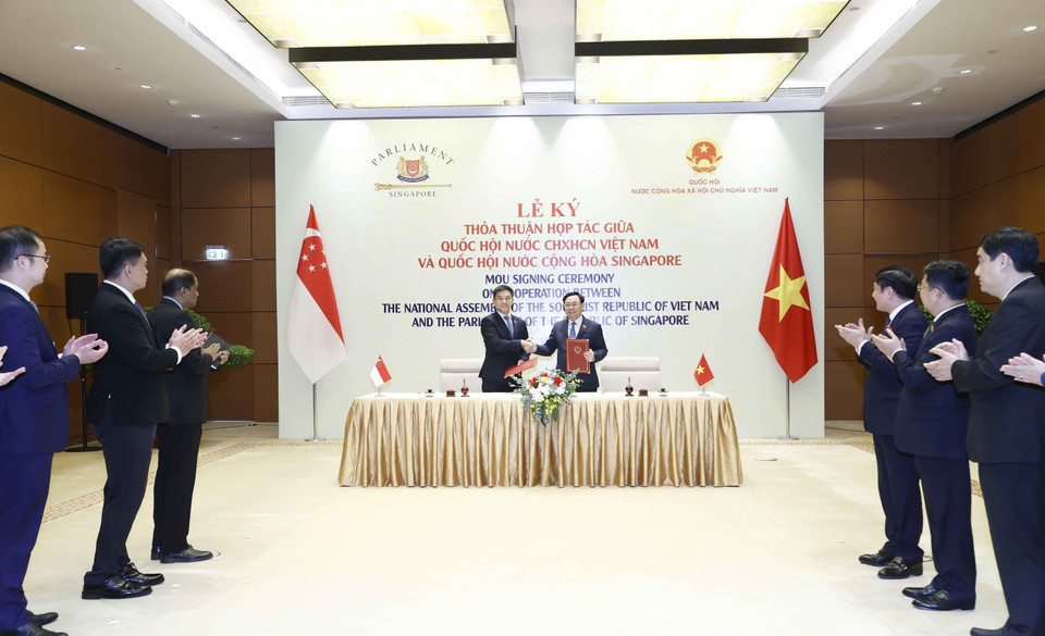 Chủ tịch Quốc hội Vương Đình Huệ và Chủ tịch Quốc hội Cộng hòa Singapore Tan Chuan-Jin ký Thỏa thuận hợp tác giữa Quốc hội hai nước. (Ảnh: Doãn Tấn/TTXVN)