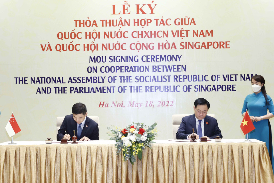 Chủ tịch Quốc hội Vương Đình Huệ và Chủ tịch Quốc hội Cộng hòa Singapore Tan Chuan-Jin ký Thỏa thuận hợp tác. (Ảnh: Doãn Tấn/TTXVN)