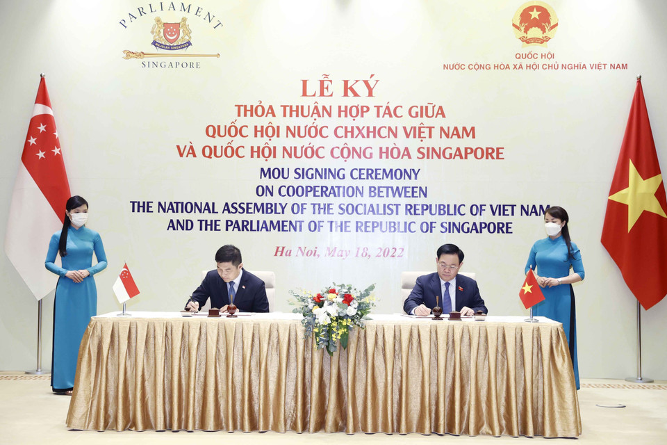 Chủ tịch Quốc hội Vương Đình Huệ và Chủ tịch Quốc hội Cộng hòa Singapore Tan Chuan-Jin ký Thỏa thuận hợp tác giữa Quốc hội hai nước. (Ảnh: Doãn Tấn/TTXVN)