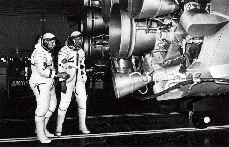 Viktor Gorbatko tốt nghiệp vào ngày 23/6/1956, với cấp bậc trung úy không quân Liên Xô. (Nguồn: Tạp chí Bạch Dương) 