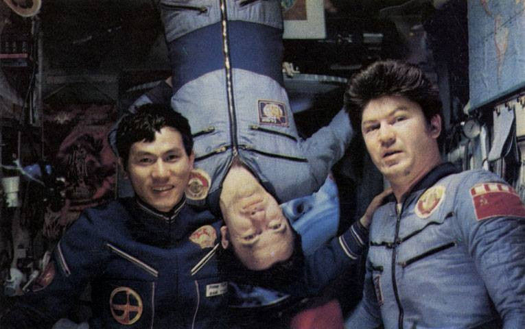 Sau khi rời chương trình không gian vào năm 1982, ông giảng dạy tại Học viện Kỹ thuật Không quân tại Moskva. (Nguồn: Tạp chí Bạch Dương) 