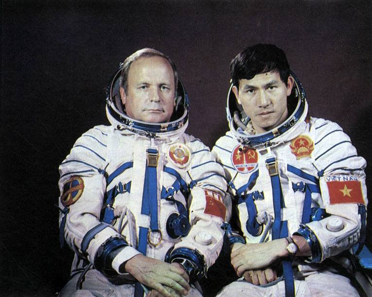 Trong chuyến bay cuối, ông bay cùng nhà du hành vũ trụ đầu tiên của Việt Nam Phạm Tuân. (Nguồn: Tạp chí Bạch Dương) 