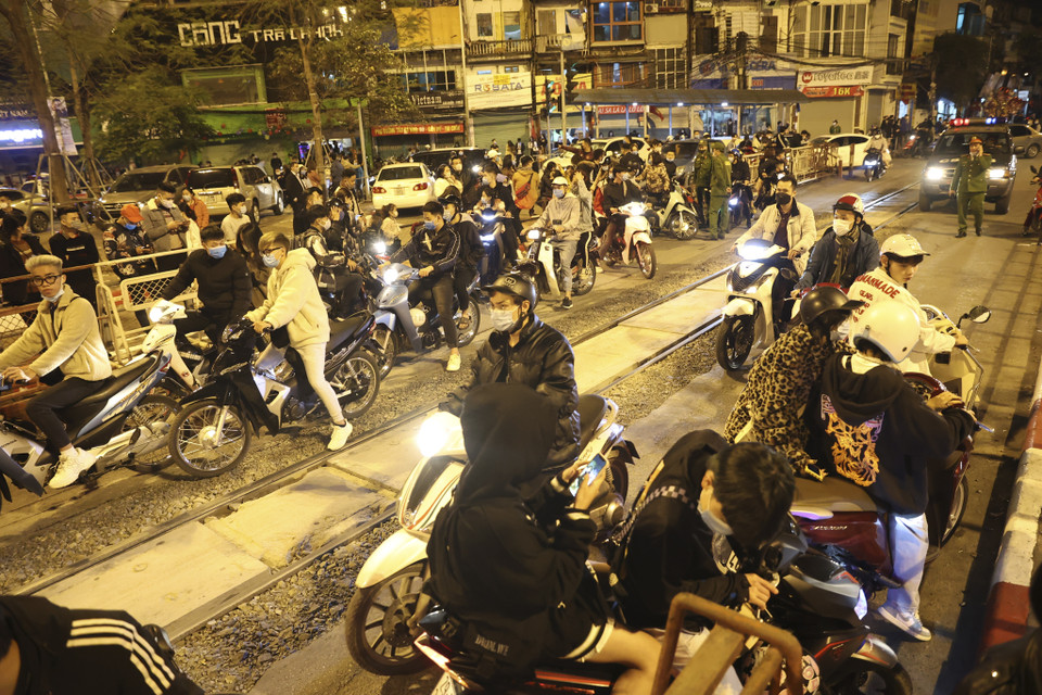 Tụ tập đông đúc. (Ảnh: Minh Hiếu/Vietnam+)