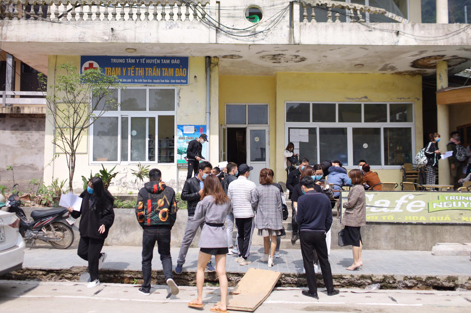 Thời điểm này khách sạn chỉ có 2-3 phòng đang hoạt động. Lãnh đạo UBND tỉnh Vĩnh Phúc cho biết đã nắm được thông tin sự việc. Việc lấy mẫu xét nghiệm đang được tiến hành theo quy định, ngay sau khi có kết quả xét nghiệm, tỉnh sẽ sớm có thông tin cho báo chí. (Ảnh: Hoàng Đạt-Tùng Lâm/Vietnam+)