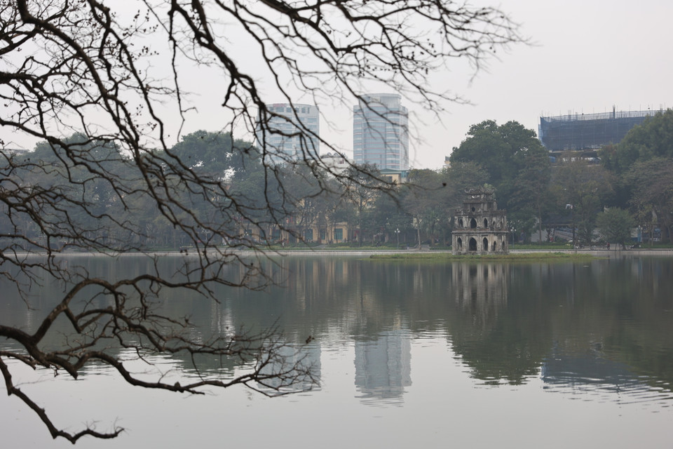 Hồ Gươm tĩnh lặng trong ngày đầu năm mới. (Ảnh: Minh Hiếu/Vietnam+)