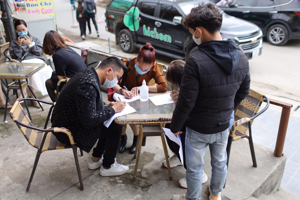 Người dân tại khu vực khai báo y tế. (Ảnh: Hoàng Đạt-Tùng Lâm/Vietnam+)