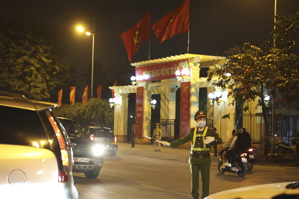 Lực lượng chức năng đang phân luồng giao thông. (Ảnh: Minh Hiếu/Vietnam+)