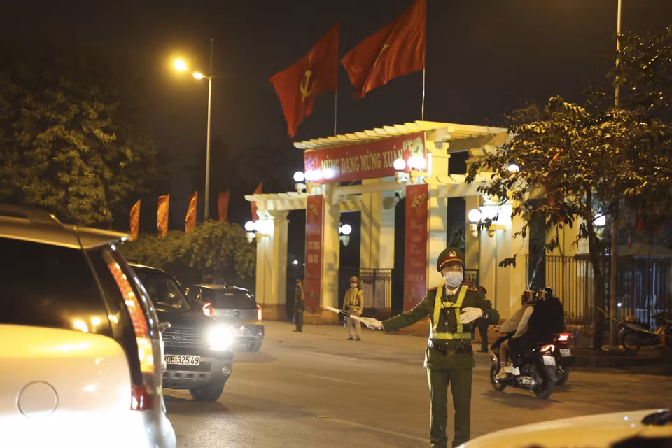 Lực lượng chức năng đang phân luồng giao thông. (Ảnh: Minh Hiếu/Vietnam+)