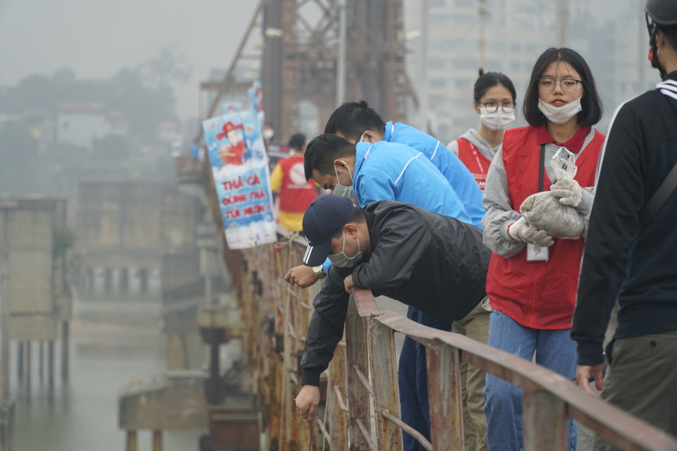 Theo ghi nhận, hôm nay người dân Thủ đô nô nức đổ về các điểm như hồ, sông để thả cá tiễn ông Công ông Táo về trời. (Ảnh: PV/Vietnam+)