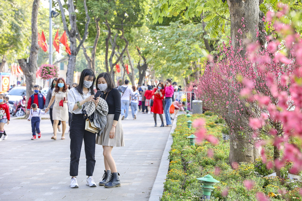 Những ngày cuối cùng của năm Canh Tý, thời tiết Hà Nội nắng ráo, thuận lợi khiến nhiều người dân xuống phố du xuân sớm. (Ảnh: Minh Hiếu/Vietnam+)