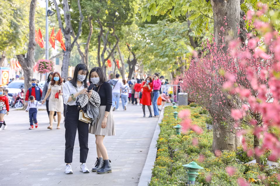 Những ngày cuối cùng của năm Canh Tý, thời tiết Hà Nội nắng ráo, thuận lợi khiến nhiều người dân xuống phố du xuân sớm. (Ảnh: Minh Hiếu/Vietnam+)