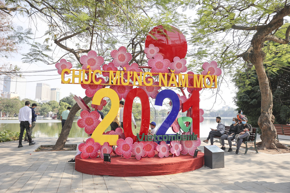 Các tuyến phố ven hồ Hoàn Kiếm tràn ngập sắc hoa đào, hoa mai chào đón năm mới. (Ảnh: Minh Hiếu/Vietnam+)