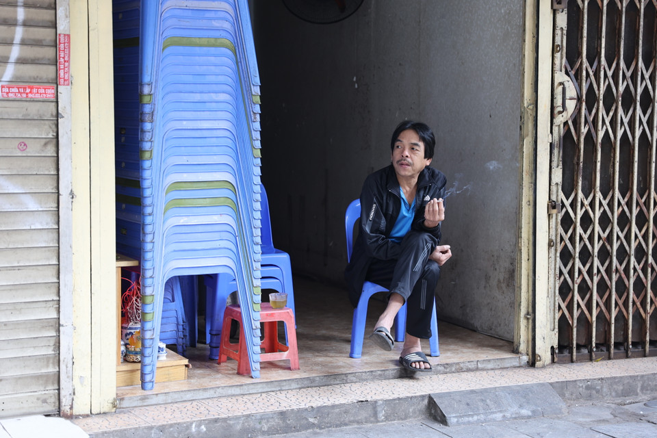 Ai nấy đều tận hưởng cho mình không khí an lành, thư thái hiếm hoi trong ngày đầu năm tuyệt vời. (Ảnh: Minh Hiếu/Vietnam+)