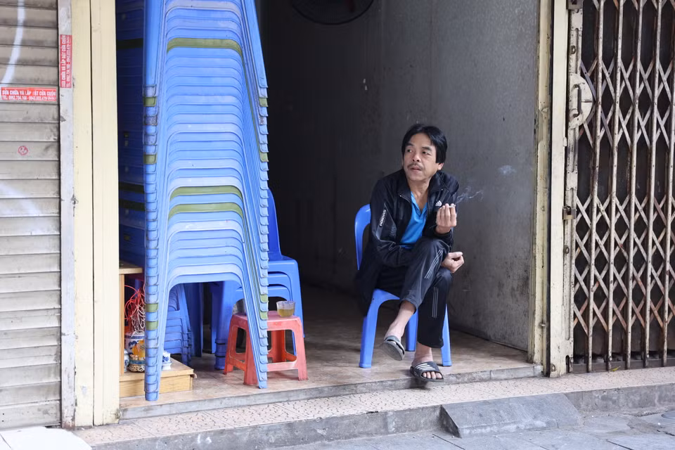 Ai nấy đều tận hưởng cho mình không khí an lành, thư thái hiếm hoi trong ngày đầu năm tuyệt vời. (Ảnh: Minh Hiếu/Vietnam+)