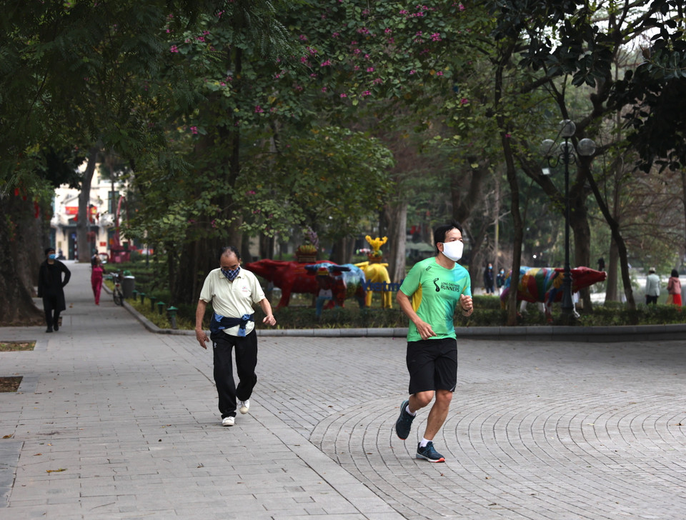 Một vài người tranh thủ chạy tập thể dục. (Ảnh: Minh Hiếu/Vietnam+)