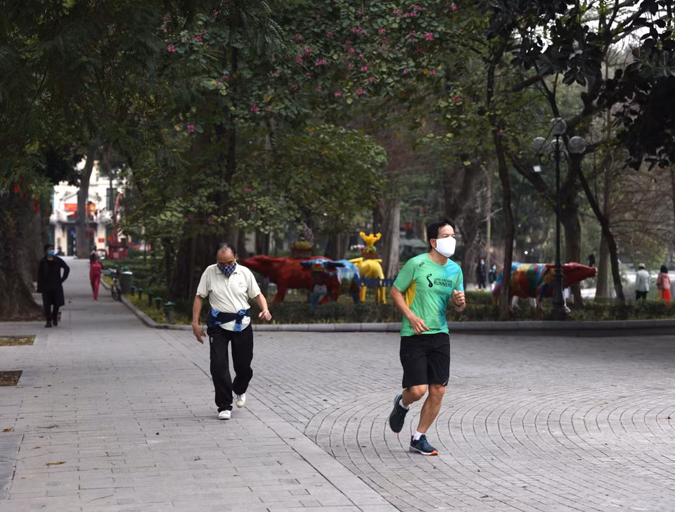 Một vài người tranh thủ chạy tập thể dục. (Ảnh: Minh Hiếu/Vietnam+)