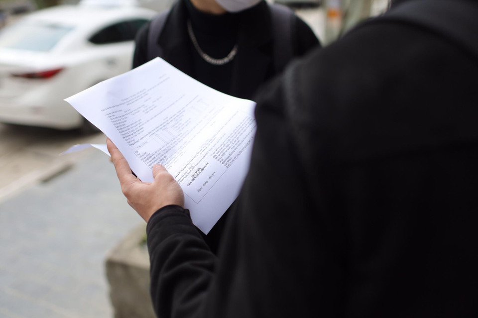 Ngay sau khi xảy ra vụ việc, cơ quan chức năng đã tiến hành lấy mẫu xét nghiệm COVID-19 đồng thời thực hiện các quy định cách ly khách sạn theo quy định của Bộ Y tế. (Ảnh: Hoàng Đạt-Tùng Lâm/Vietnam+)