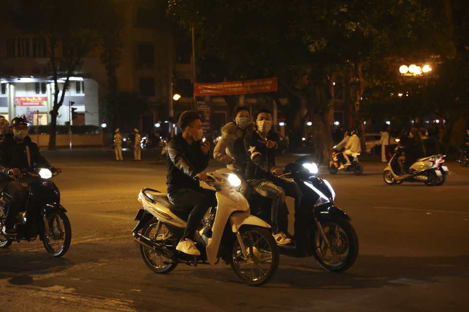 Nhiều người dân không đội mũ bảo hiểm khi tham gia giao thông. (Ảnh: Minh Hiếu/Vietnam+)