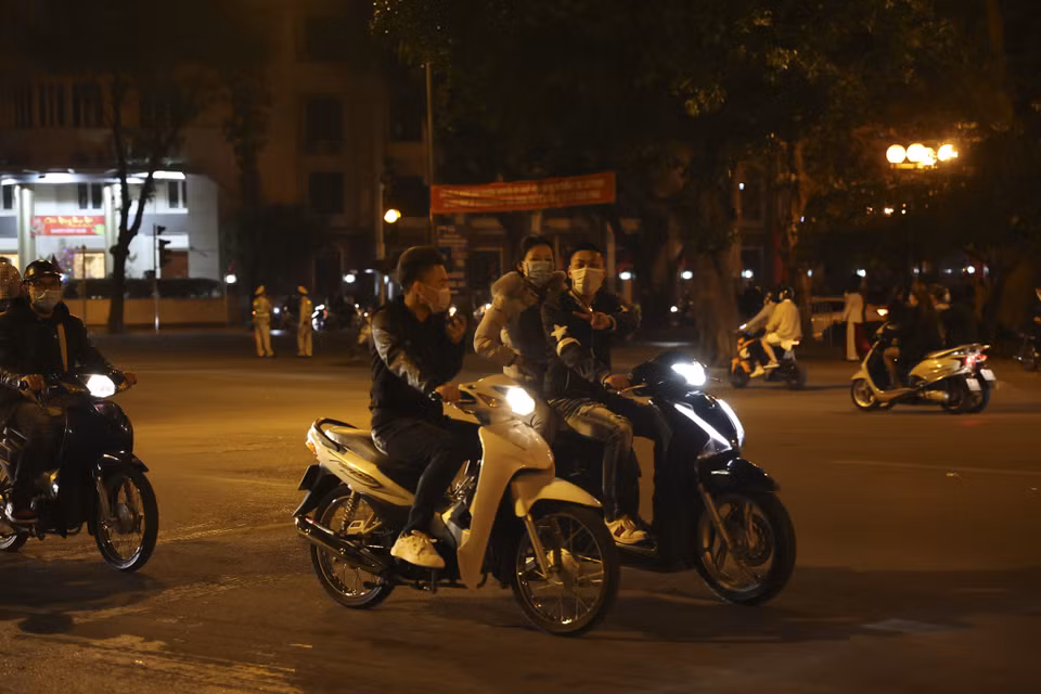 Nhiều người dân không đội mũ bảo hiểm khi tham gia giao thông. (Ảnh: Minh Hiếu/Vietnam+)