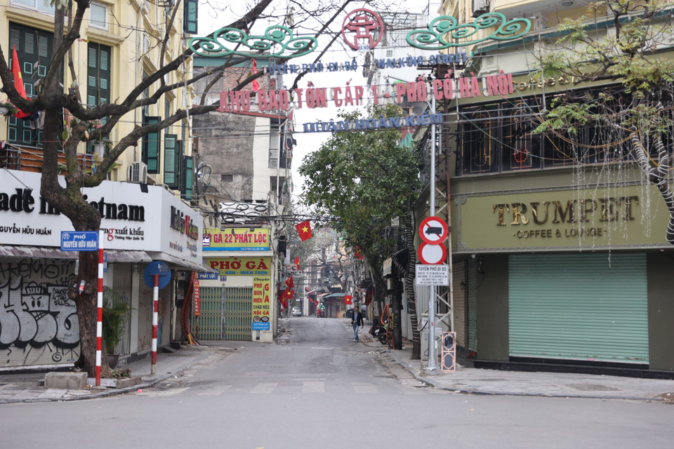 Những cửa hiệu đóng cửa im lìm sáng mùng 1 Tết. Dường như ai cũng muốn tận hưởng ngày đầu năm mới bên gia đình. (Ảnh: Minh Hiếu/Vietnam+)