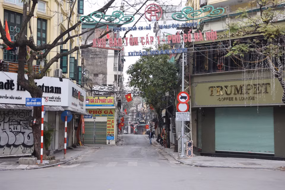 Những cửa hiệu đóng cửa im lìm sáng mùng 1 Tết. Dường như ai cũng muốn tận hưởng ngày đầu năm mới bên gia đình. (Ảnh: Minh Hiếu/Vietnam+)