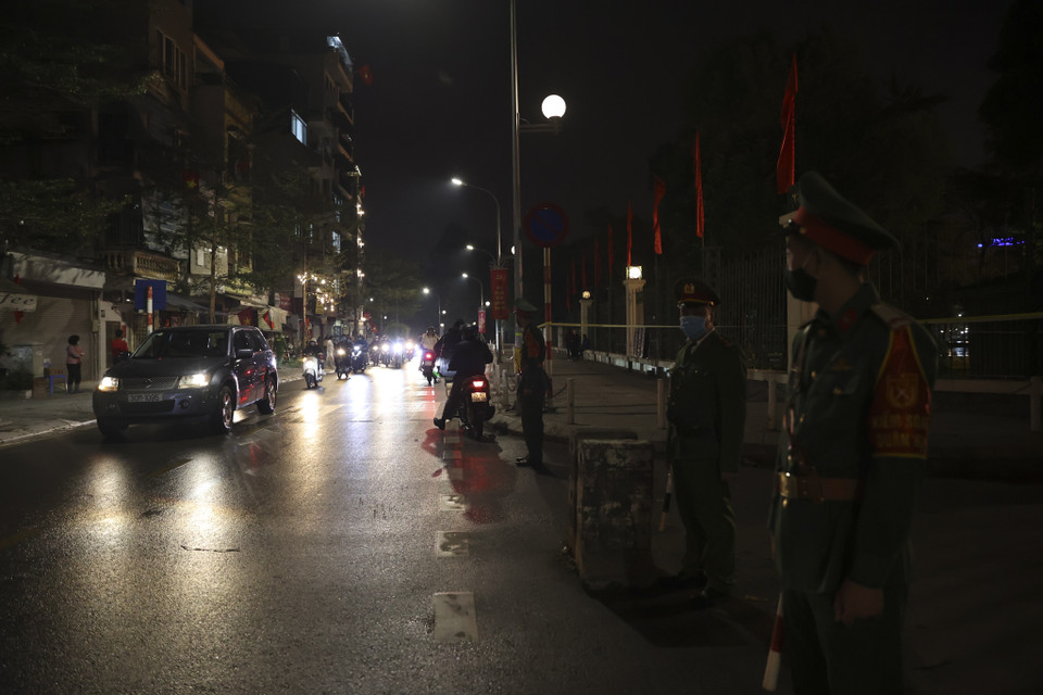 Lực lượng chức năng đã đứng sẵn để đảm bảo an ninh trật tự xung quanh khu vực. (Ảnh: Minh Hiếu/Vietnam+)