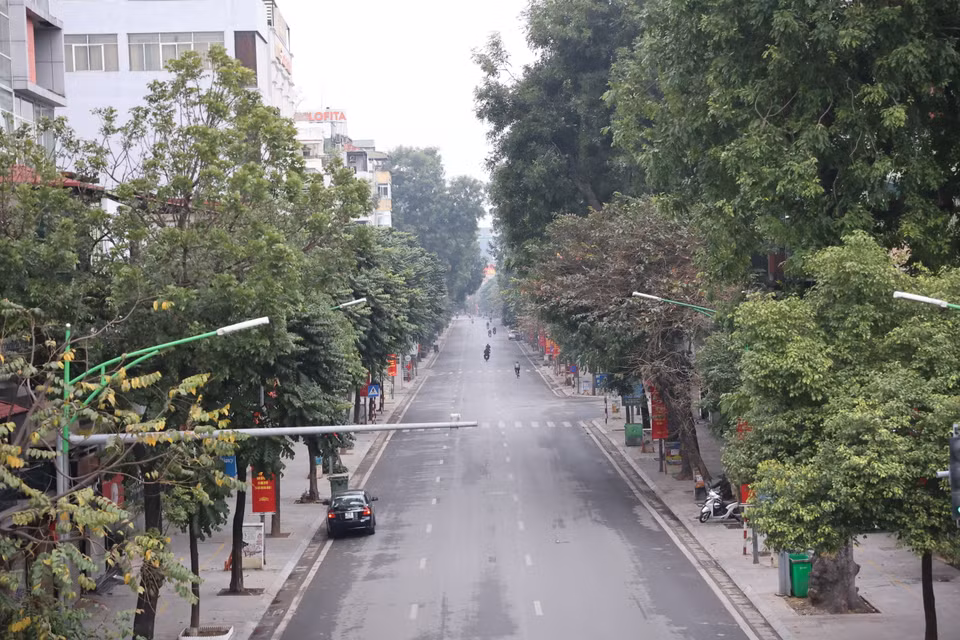 Sáng mùng 1 Tết thật trong lành... Đường phố Hà Nội quang đãng, yên bình, như một món quà "lì xì" cho nhừng người dậy sớm đón tiết Xuân. (Ảnh: Minh Hiếu/Vietnam+)