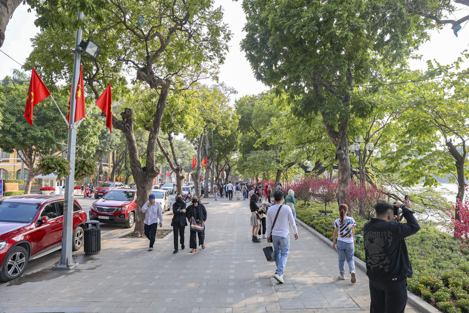 Tại khu vực Hồ Gươm, người dân tụ tập đông đúc tại đây để du xuân, chụp ảnh. (Ảnh: Minh Hiếu/Vietnam+)