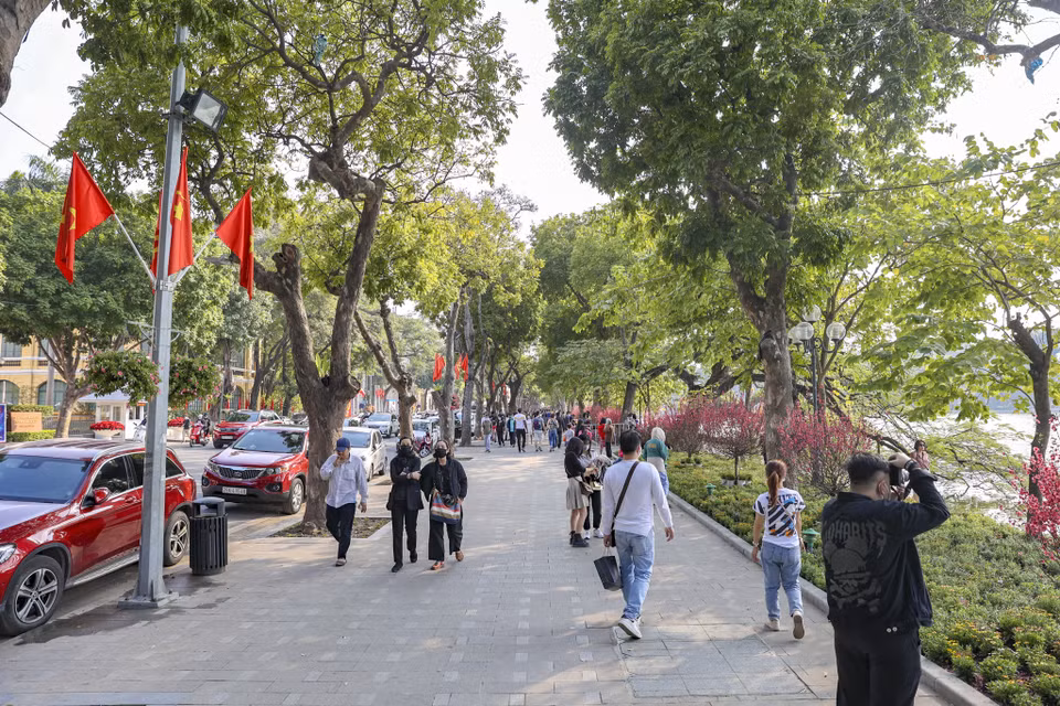 Tại khu vực Hồ Gươm, người dân tụ tập đông đúc tại đây để du xuân, chụp ảnh. (Ảnh: Minh Hiếu/Vietnam+)