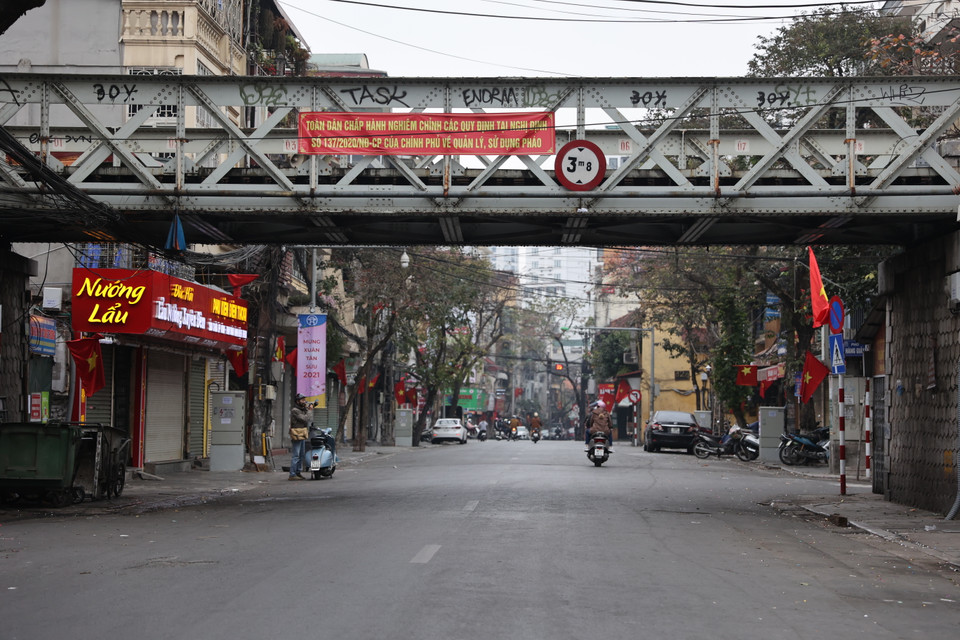Khác hẳn thường nhật, lượng xe cộ trên đường phố Hà Nội hôm nay rất vắng vẻ. (Ảnh: Minh Hiếu/Vietnam+)