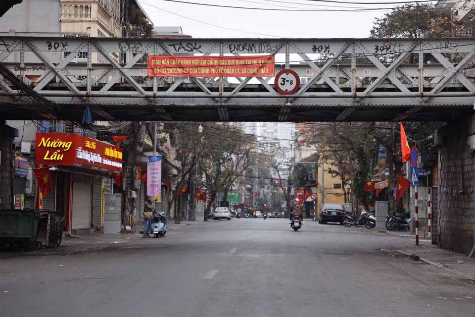 Khác hẳn thường nhật, lượng xe cộ trên đường phố Hà Nội hôm nay rất vắng vẻ. (Ảnh: Minh Hiếu/Vietnam+)