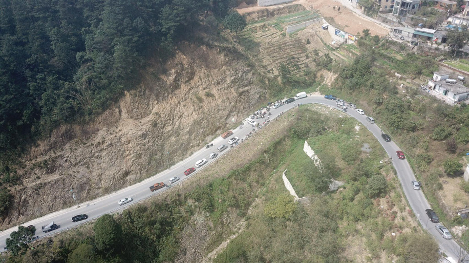 Các phương tiện ùn tắc kéo dài tại đường lên xuống Tam Đảo do lực lượng chức năng phong toả. (Ảnh: Hoàng Đạt-Tùng Lâm/Vietnam+)