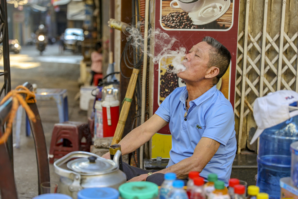 Làm một bi thuốc lào để rồi cùng ngẫm lại chuyện cũ, tổng kết một năm vội vã vì mưu sinh... (Ảnh: Minh Hiếu/Vietnam+)