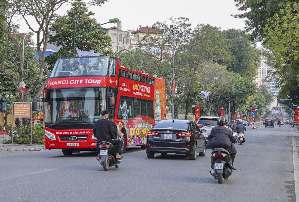 Xe buýt hai tầng vẫn mở xuyên 30 Tết để phục vụ khách du lịch thăm quan Hà Nội. (Ảnh: Minh Hiếu/Vietnam+)