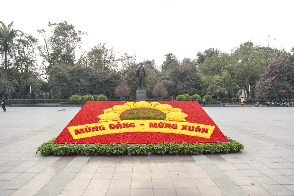 "Mừng Đảng - Mừng Xuân" được trang trí cầu kỳ từ hàng nghìn bông hoa rực rỡ màu sắc tại Công viên Lê Nin. (Ảnh: Minh Hiếu/Vietnam+)
