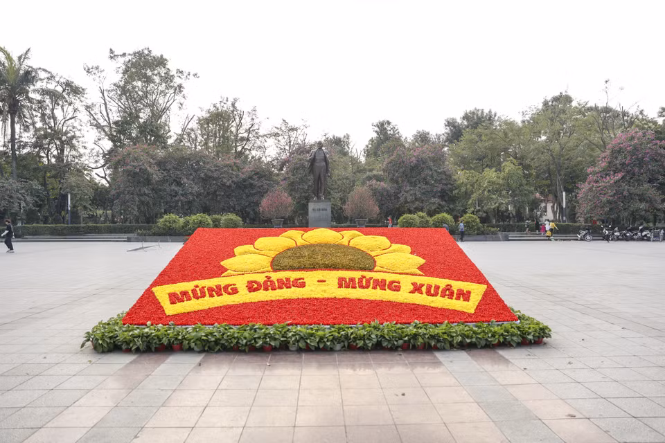 "Mừng Đảng - Mừng Xuân" được trang trí cầu kỳ từ hàng nghìn bông hoa rực rỡ màu sắc tại Công viên Lê Nin. (Ảnh: Minh Hiếu/Vietnam+)