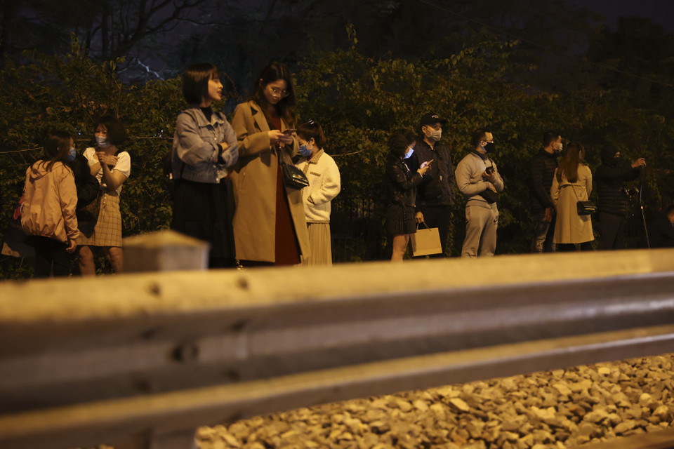 Một số người không đeo khẩu trang phòng COVID-19. (Ảnh: Minh Hiếu/Vietnam+)