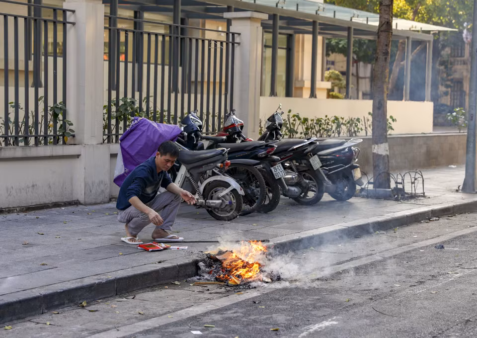 Nhiều người đã bắt đầu hoá vàng, cúng giao thừa. (Ảnh: Minh Hiếu/Vietnam+)