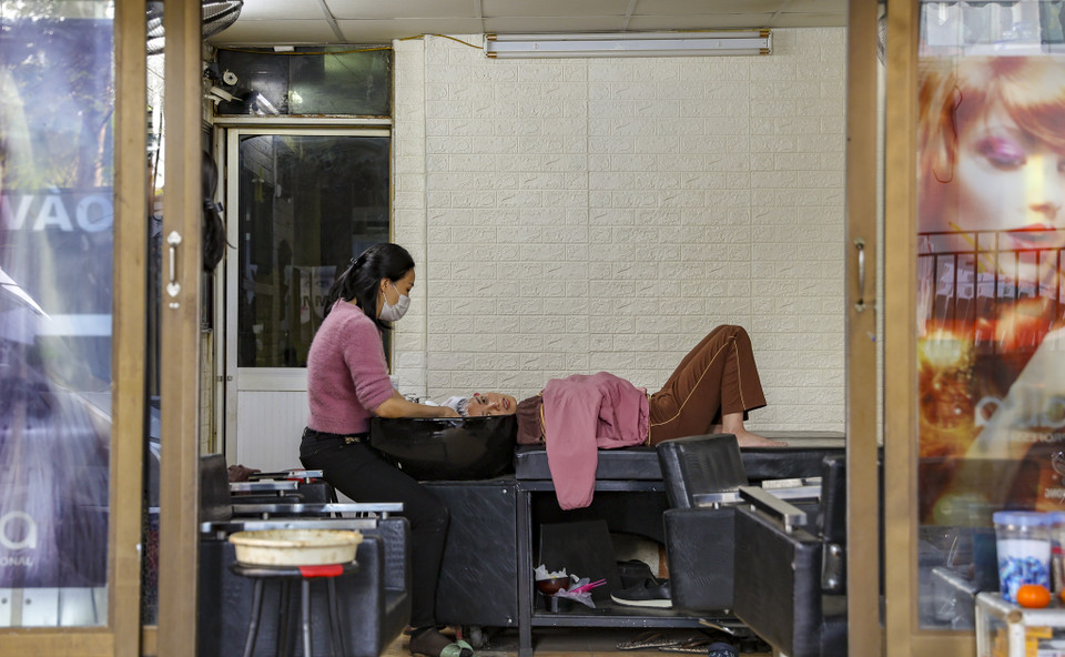 Tranh thủ gội đầu trước khi sang năm mới. (Ảnh: Minh Hiếu/Vietnam+)