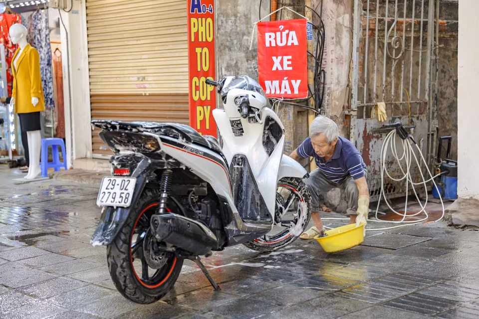 Rửa xe là nghề 'hốt bạc' trong những ngày cận Tết. (Ảnh: Minh Hiếu/Vietnam+)