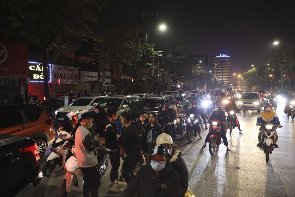 Tụ tập đông đúc gây ác tắc giao thông nghiêm trọng. (Ảnh: Minh Hiếu/Vietnam+)