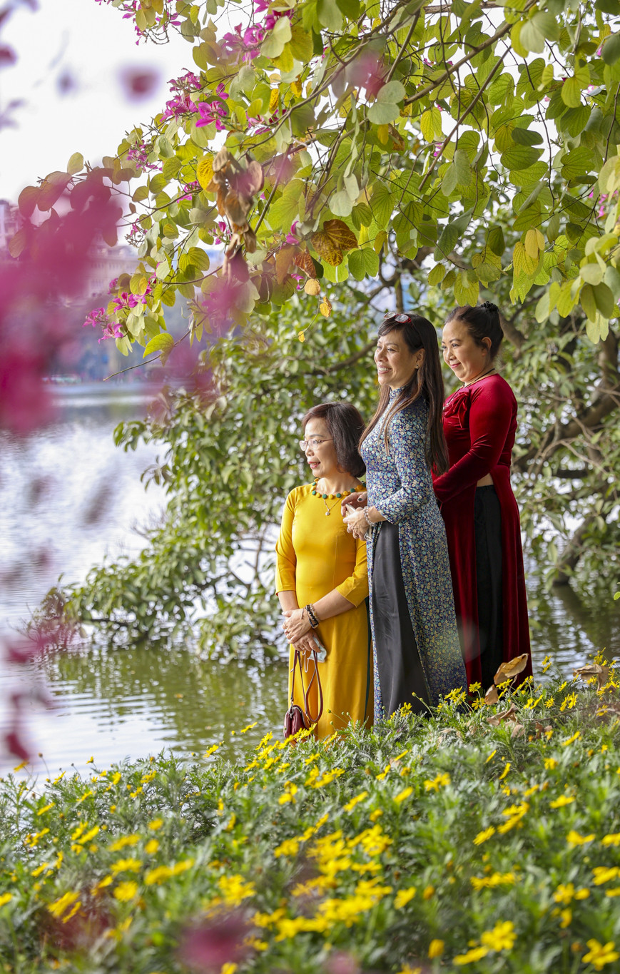 Ai nấy đầu váy quần xúng xính để chụp ra những bức ảnh ưng ý. (Ảnh: Minh Hiếu/Vietnam+)