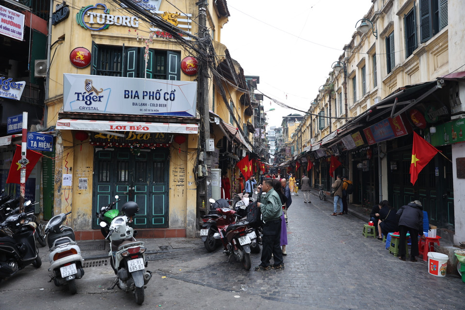 Tại khu vực phố cổ Tạ Hiện, nhiều người đã tranh thủ đến đây để chụp ảnh kỷ niệm đầu năm mới. (Ảnh: Minh Hiếu/Vietnam+) 