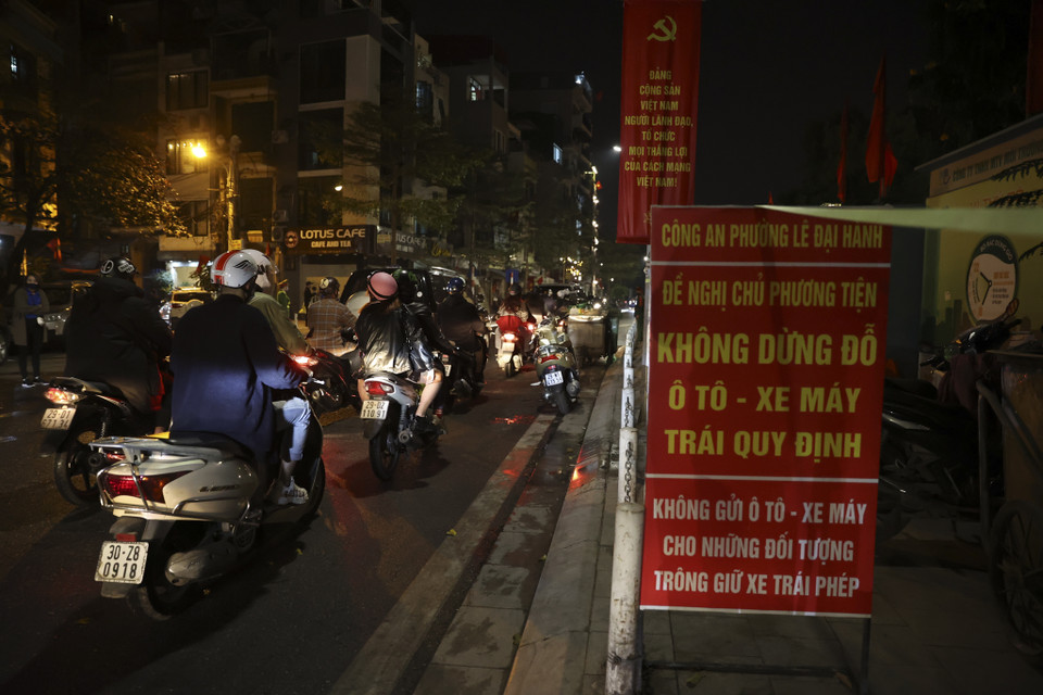 Người dân cũng không được đỗ xe quanh khu vực này. (Ảnh: Minh Hiếu/Vietnam+)
