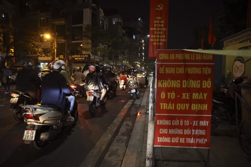 Người dân cũng không được đỗ xe quanh khu vực này. (Ảnh: Minh Hiếu/Vietnam+)